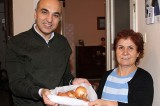 CHP’li Bakırköy Belediye Başkanı, kapı kapı dolaşıp soğan dağıttı