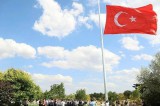 Dumlupınar’da dev Türk bayrağı göndere çekildi