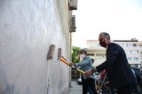 İnegöl’de Belediye Başkanı Taban duvarları temizledi